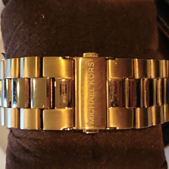 MICHAEL KORS WOMANS GOLD TONE WATCH-# 5930 - Picture 4 of 8